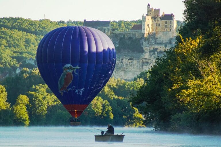 Hot air balloon on the Dordogne