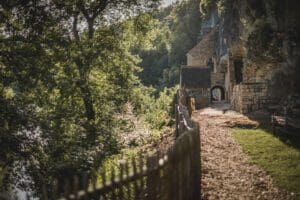 pueblo troglodita de La Madeleine, Patrimonio Mundial de la UNESCO en el Périgord